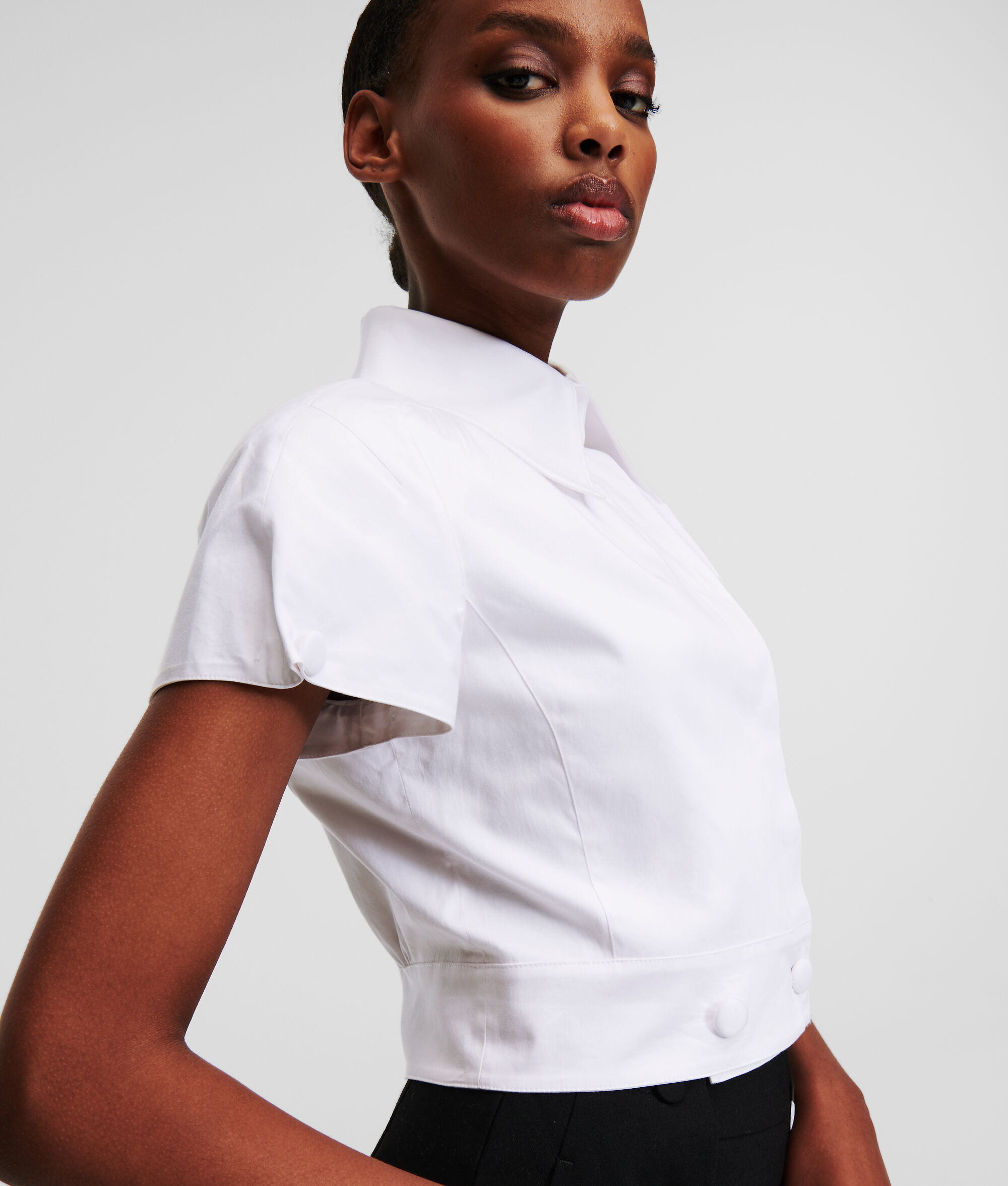 (image for) Intimate SHORT-SLEEVED CROPPED BLOUSE